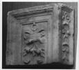 Sommet de pilastre : décor de feuillage suspendu à un anneau, image 3/3