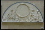 Satyresse jouant avec un Satyre enfant de part et d'autre d'une guirlande ayant entouré un oeil-de-boeuf, image 1/3