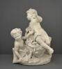Deux enfants se disputant un bouquet près d'un vase rompu, image 2/5