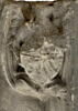 Élément architectural décoré de moulures verticales et, sur la face antérieure, d'un ange portant un écu, image 1/2