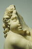Génie funéraire tenant une épée et des gantelets provenant du tombeau de Dominique de Vic, image 2/4
