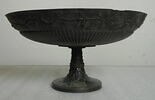 Coupe ronde sur piédouche à godrons et feuillages en relief, image 1/3