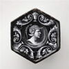 Salière hexagonale : La Faiblesse masculine, image 2/8
