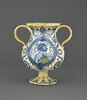Vase à deux anses : Amour chevauchant un dauphin et profil de Maure, image 1/7