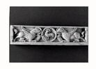 Élément inférieur d'un plat de reliure précieuse, conçu pour compléter un relief byzantin (OA 2590 le Christ trônant) : symboles des évangélistes Marc (lion) et Luc (taureau), et Agneau de Dieu au centre, image 4/5