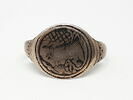 Bague à chaton gravé et niellé d'un profil de tête de femme, image 1/3