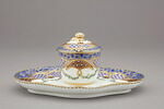 Pot à confiture couvert et son plateau lobé, décor polychrome, image 1/9