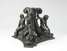 Pied de chandelier : trois putti chevauchant des dauphins, image 1/3