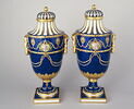 Vase Falconet cannelé à guirlandes, d'une paire (OA 10945), image 1/2