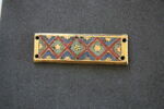 Petite plaque rectangulaire : trois losanges et de deux demi-losanges d'émail blanc inscrivant une petite rosette réservée, image 1/3