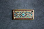 Plaquette rectangulaire : décorée d'un losange central émaillé et de deux demi-losanges bleu et vert sur fond réservé et doré ; bordure à filets d'émail rouge, image 1/4