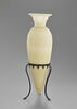 Vase en forme d'amphore, image 1/2