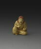 Netsuke : Homme accroupi mangeant des prunes (?), image 1/3