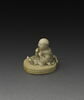 Netsuke : enfant assis (karako) sur un tambour percé, image 1/3