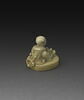 Netsuke : enfant assis (karako) sur un tambour percé, image 3/3