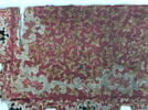 Lambrequin au petit point à décor floral sur fond rouge, image 3/3