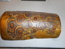 Fragment de colonnette à décor de plumes de paon, image 1/2
