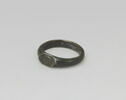 Bague portant un monogramme frappé sur le chaton plat ovale A N ?, image 1/4