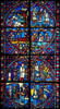 Vitrail, médaillon inférieur : scènes de l'histoire de saint Nicaise avec saint Nicaise et sainte Eutropie se dirigeant vers la cathédrale de Reims, arrivée des Vandales, martyre de saint Nicaise, image 4/17