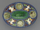 Plat ovale : cavités et quatre génies en relief, image 1/4