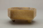 Petite coupe basse sur trois pieds en jade et de forme hexagonale, image 3/6