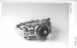 Bague en or, anneau formé de deux sirènes, onyx incrusté d'un brillant, image 1/3