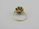 Bague en or avec émeraude entourée de huit petites opales, image 2/4