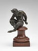 Statuette : petit satyre assis, se tenant la jambe droite, image 1/3