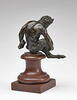 Statuette : petit satyre assis, se tenant la jambe droite, image 2/3