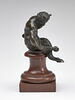 Statuette : petit satyre assis, se tenant la jambe droite, image 3/3