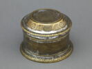 Boîte de toilette ronde en métal plaqué (d'une paire OA 9939 b), image 1/4