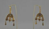 Boucle d’oreilles à étrier à trois suspensions (chaton aux trois extrémités), d'une paire (BJ 346), image 1/5