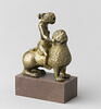 Pied de chandelier : personnage chevauchant un lion, image 2/6
