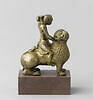 Pied de chandelier : personnage chevauchant un lion, image 3/6