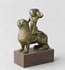 Pied de chandelier : personnage chevauchant un lion, image 1/6