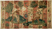 Tapisserie : deux ours affrontés, chaînes au cou, se dressant chacun sur leurs pattes arrières, chacun reposant sur un tertre vert et fleuri. Au milieu de la composition, 3 écus armoriés dont un aux armes de Guillaume Jouvenel des Ursins, image 1/3