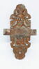 Verrou en métal repoussé de forme oblongue, décoré d'une coquille à la partie supérieure et à la partie inférieure, image 3/3