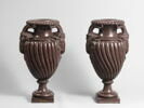 Paire de vases aux têtes de boucs, image 3/4