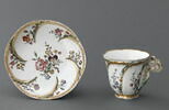 Tasse et soucoupe à anse en forme de papillon, d'une paire (OA 8041), image 1/10