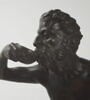 Statuette : satyre assis sur un vase et buvant, image 2/5