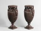 Paire de vases aux têtes de boucs, image 3/4