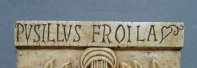 Fragment de plaque inscrite à décor de palmettes stylisées : Pusillus Froila, image 2/5