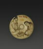 Manju netsuke avec deux personnages devant une caissette, image 1/2
