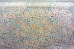 Rouleau de toile à fond blanc, ornée d'oiseaux, de feuilles, feuillages, et rinceaux bleus, brique et bleu-gris, image 2/2
