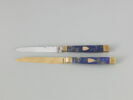 Paire de couteaux à dessert à manche en lapis-lazuli, à lame d'or pour l'un et d'acier pour l'autre, image 1/6