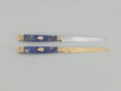 Paire de couteaux à dessert à manche en lapis-lazuli, à lame d'or pour l'un et d'acier pour l'autre, image 3/6