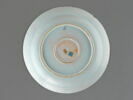 Grand plat circulaire à décor de lambrequins et rosace, image 2/5