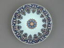 Grand plat circulaire à décor de lambrequins et rosace, image 1/5