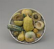 Coupe ronde : fruits et des légumes en haut-relief et en trompe-l'oeil [Fruttiera Farcita], image 2/3
