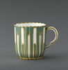 Tasse et soucoupe à godrons verts blancs et rehauts d'or, image 4/7